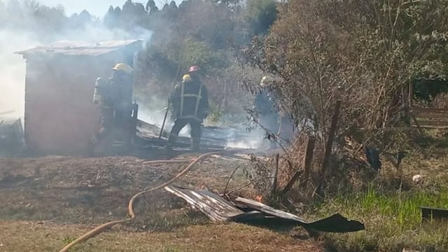 Pérdidas totales por un incendio en Jardín América: madre e hijo quedaron con lo puesto.