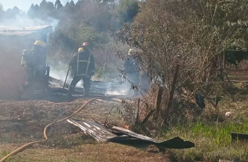 Pérdidas totales por un incendio en Jardín América: madre e hijo quedaron con lo puesto