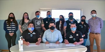 El Municipio y ATE firmaron un acta acuerdo aplicable a todos los trabajadores dependientes del Poder Ejecutivo Municipal por un aumento salarial al básico de $6.000 de carácter remunerativo y bonificable.
