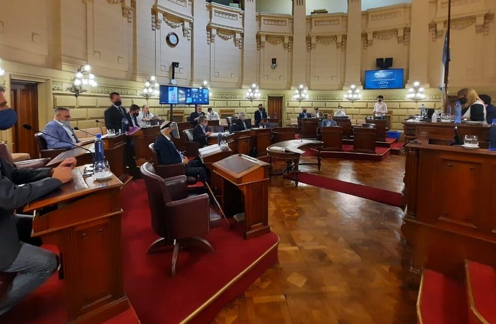 Santa Fe tiene paridad de género para elegir gobernador o gobernadora y vice