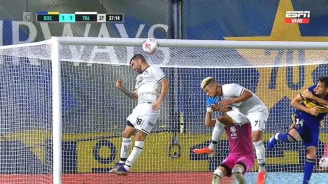 El cabezazo del uruguayo Santos, en vez de despejar se metió en el arco de Herrera. Por suerte para el delantero, ganó la T.
