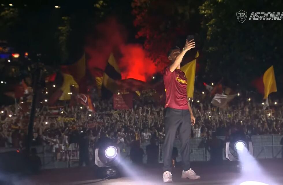 Increíble video: Dybala fue presentado en Roma ante más de 10 mil hinchas
