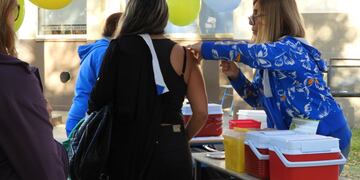 Aplicaron más de 700 vacunas antigripales en la plazoleta del Hospital Municipal