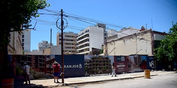 Jacinto Ríos al 300, barrio General Paz, donde hubo un derrumbe que generó daños en algunas propíedades y autos. La Muni acaba de clausurar una obra vecina. (Pedro Castillo / La Voz)