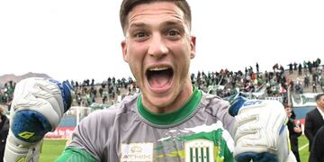 facundo Cambeses, contuvo 4 penales ante Godoy Cruz por la Copa Argentina y metió a Banfield en semifinales.