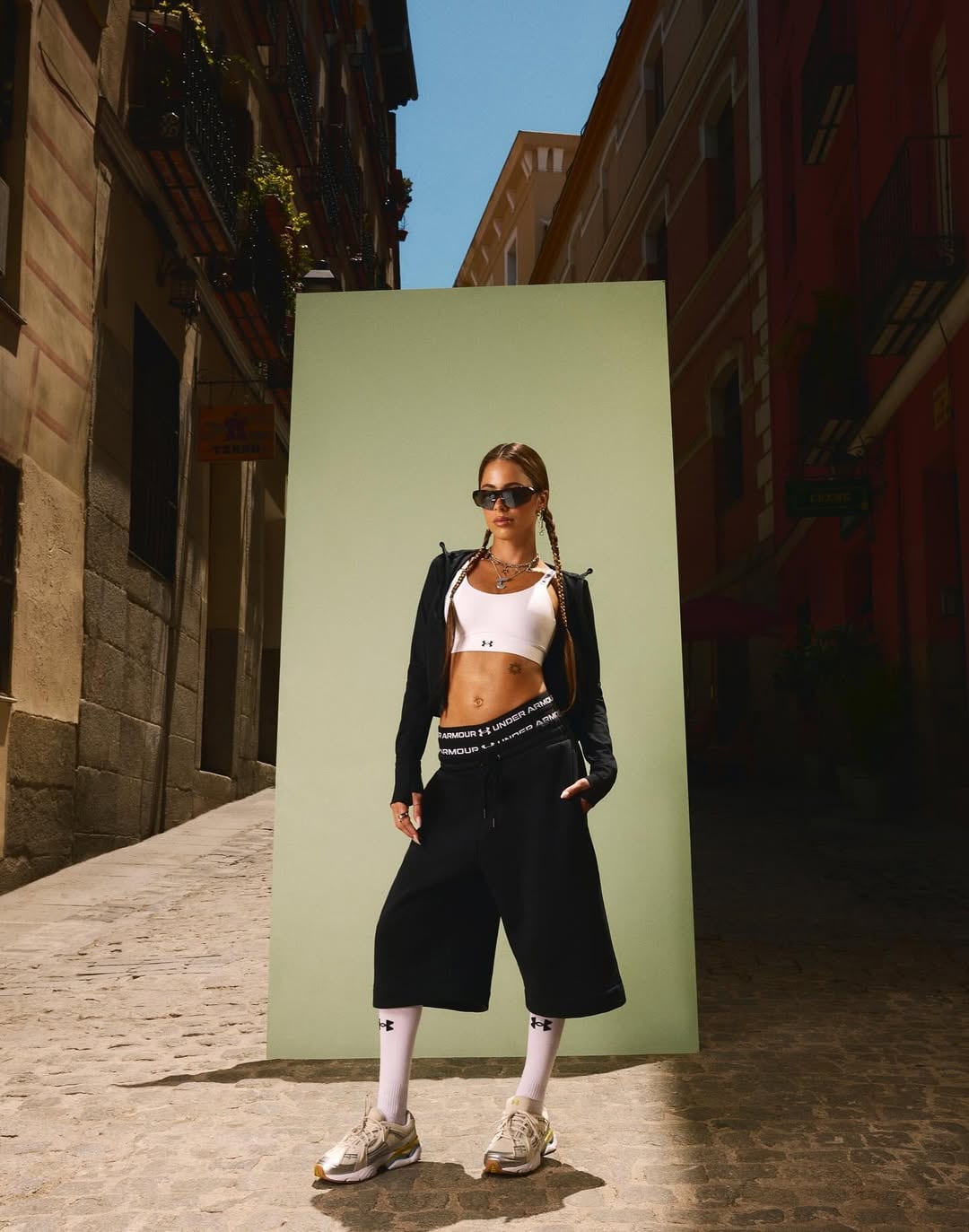 Top y pantalón urbano: Tini Stoessel deslumbró con un look deportivo y se consagró la reina de las tendencias