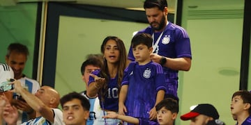 Antonela Rocuzzo y familia en Qatar.
