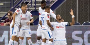 Jerry Bengtson festeja en su club Olimpia.