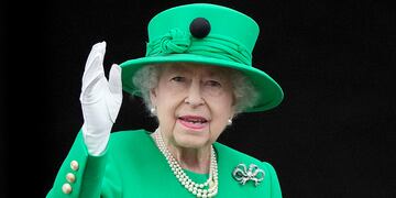 La reina Isabel II está nuevamente comprometida de salud y es seguida de cerca por los médicos.