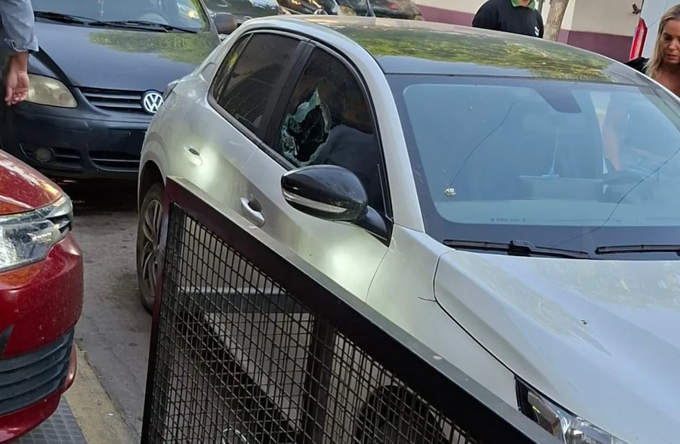 Furia en Córdoba: le destrozó un vidrio a un auto que le tapaba la salida de la cochera