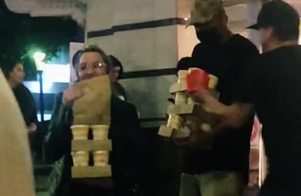 Video viral: fueron a un local de comida rápida en Córdoba, pidieron 30 combos y provocaron un caos
