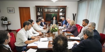 Legisladores, autoridades del ERSEPT y representantes del sector debatieron una norma que incentive el autoconsumo energético, alivie la red eléctrica y facilite la inversión en tecnologías limpias.