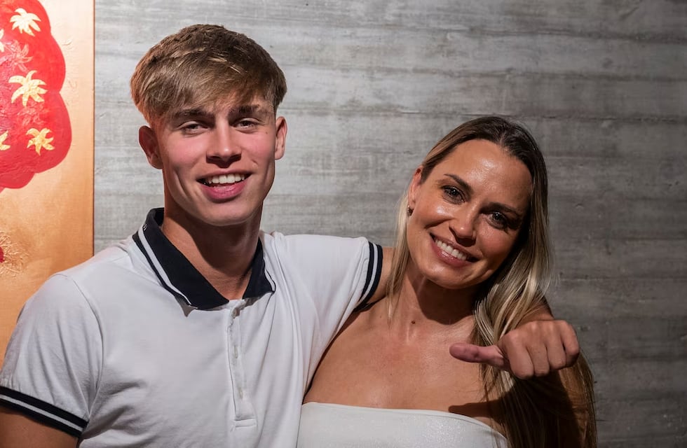 Madre e hijo se llevan 27 años de diferencia y salen a bailar juntos: “Es diferente”