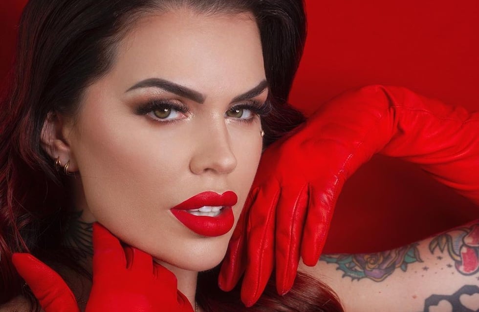 Sofía Clerici, con un body rojo de transparencias, mostró sus tatuajes más íntimos