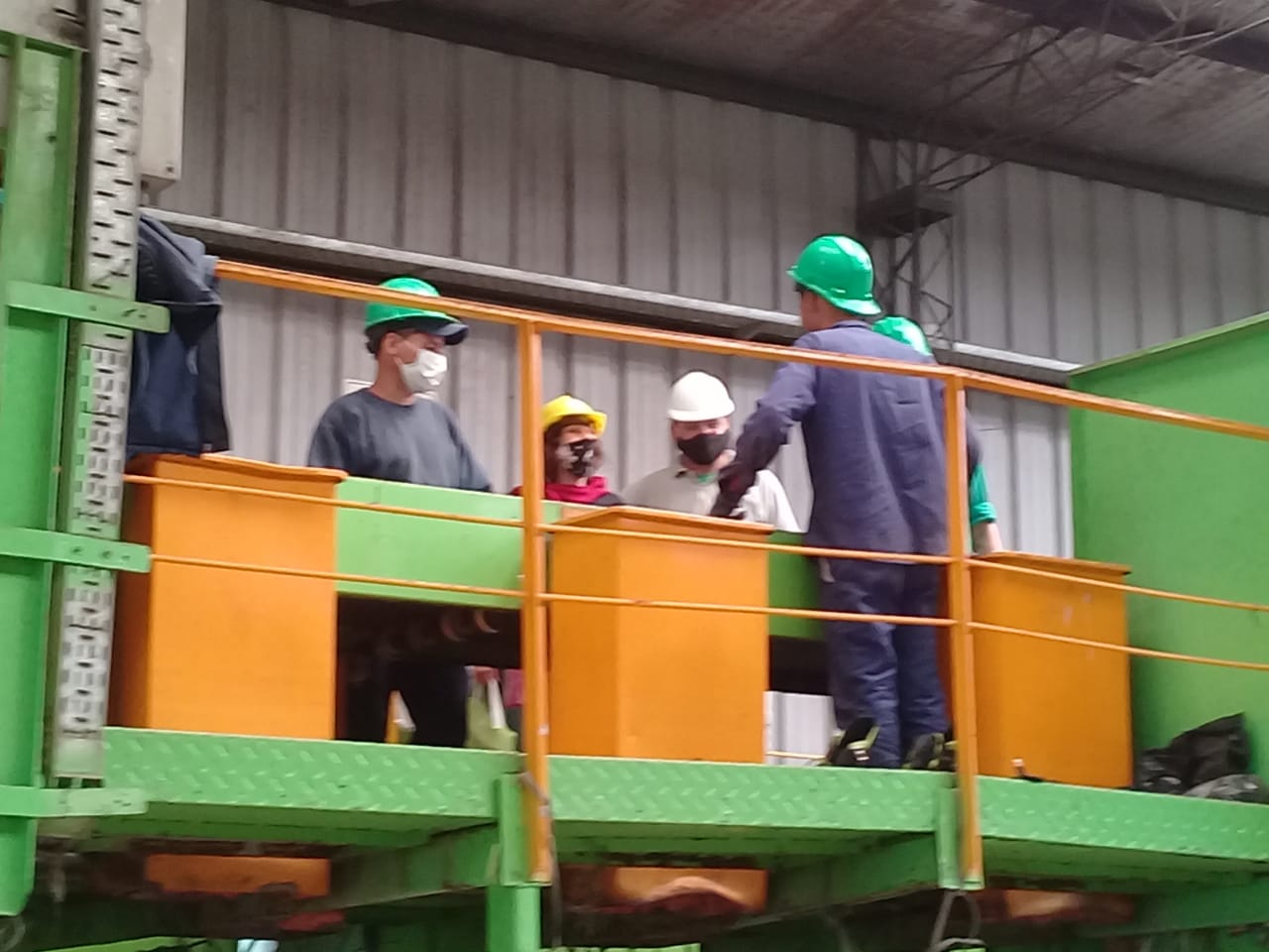 Integrantes del grupo CREA (Consorcio Regional de Experimentación Agrícola) de Tres Arroyos visitaron el Predio de Tratamiento y Disposición Final de Residuos donde funciona la Planta de Separación de Residuos.