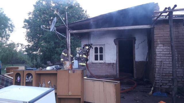 Bomberos trabajan sofocando el fuego que afectó una humilde vivienda en el distrito de Cañada Seca