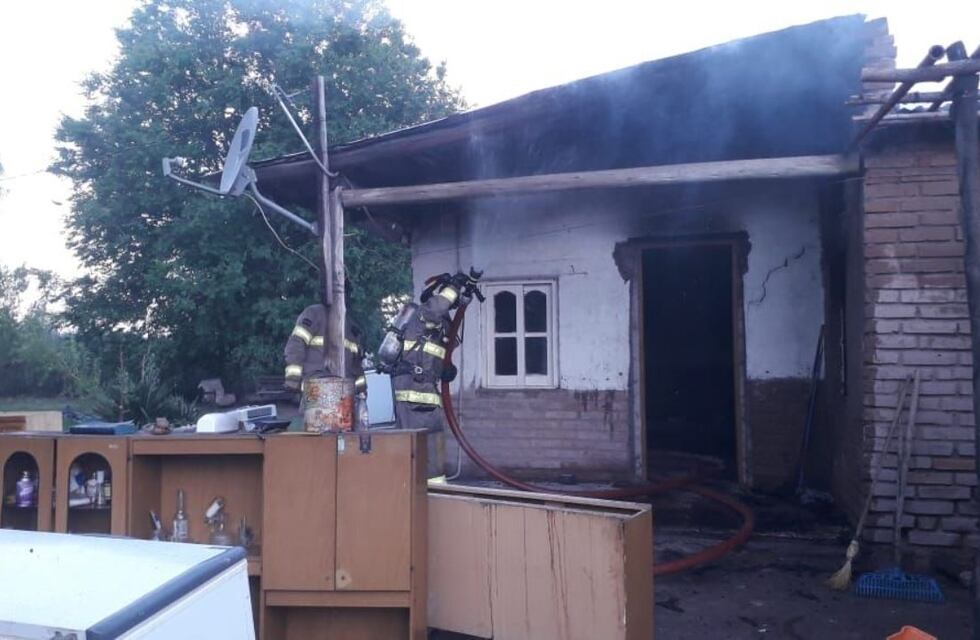 Lunes de incendios: dos personas se intoxicaron y una casa se quemó por completo