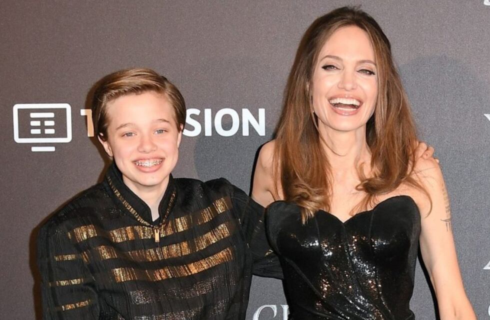 John (Shiloh) Jolie-Pitt sorprendió con un vestido corto negro