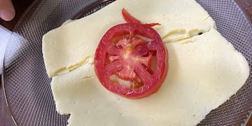 Es vegetariana, le sirvieron una feta de queso con tomate de entrada y se volvió viral