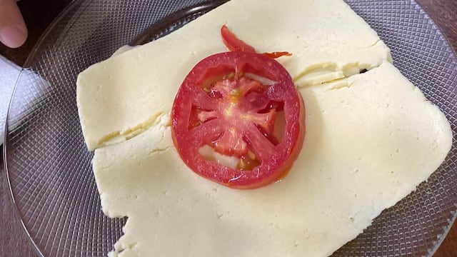 Es vegetariana, le sirvieron una feta de queso con tomate de entrada y se volvió viral