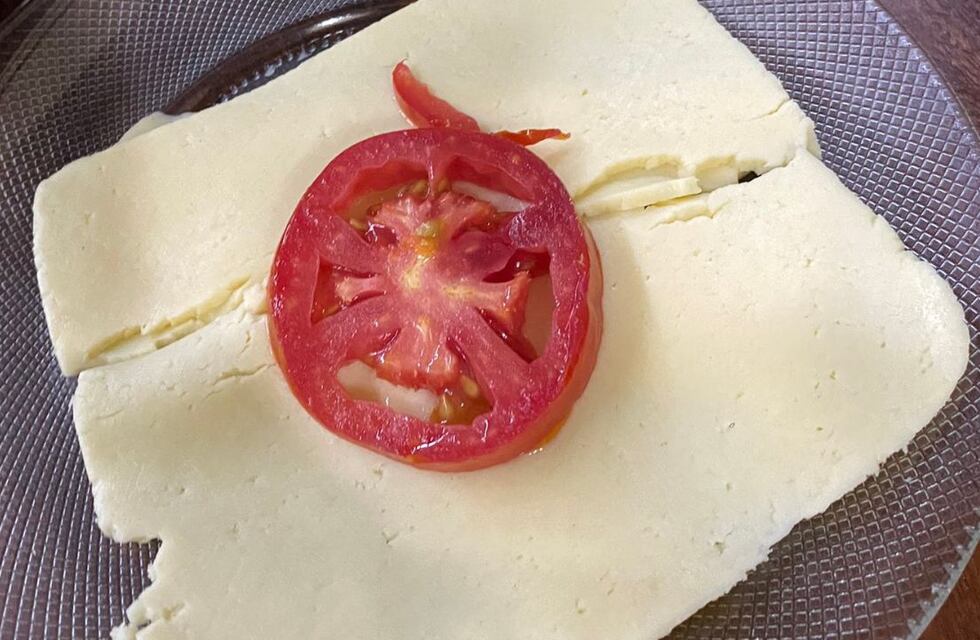 Es vegetariana, le sirvieron una feta de queso con tomate como entrada y se volvió viral: “Presos los quiero”