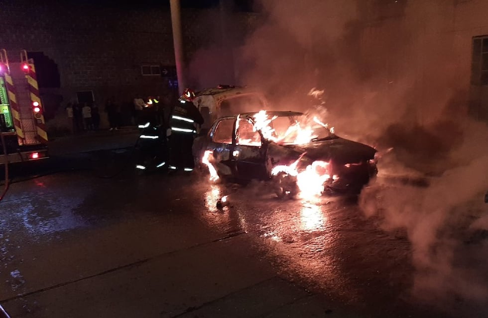 Córdoba: se incendió un taller mecánico y cuatro autos ardieron en llamas