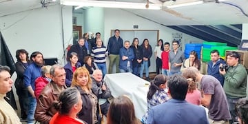 Abrieron la cápsula del tiempo enterrada en la Plaza Fundacional de Tolhuin