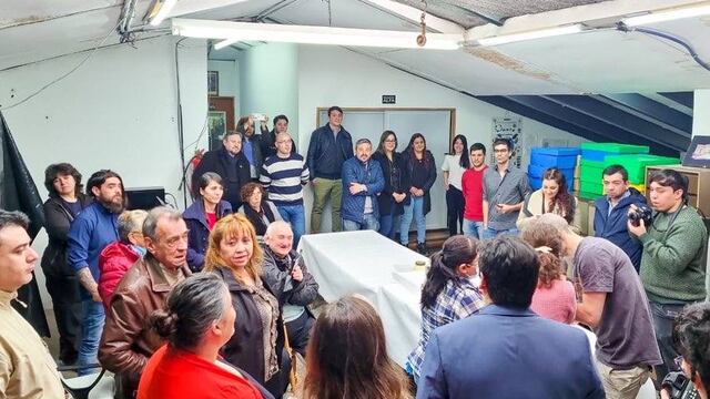 Abrieron la cápsula del tiempo enterrada en la Plaza Fundacional de Tolhuin