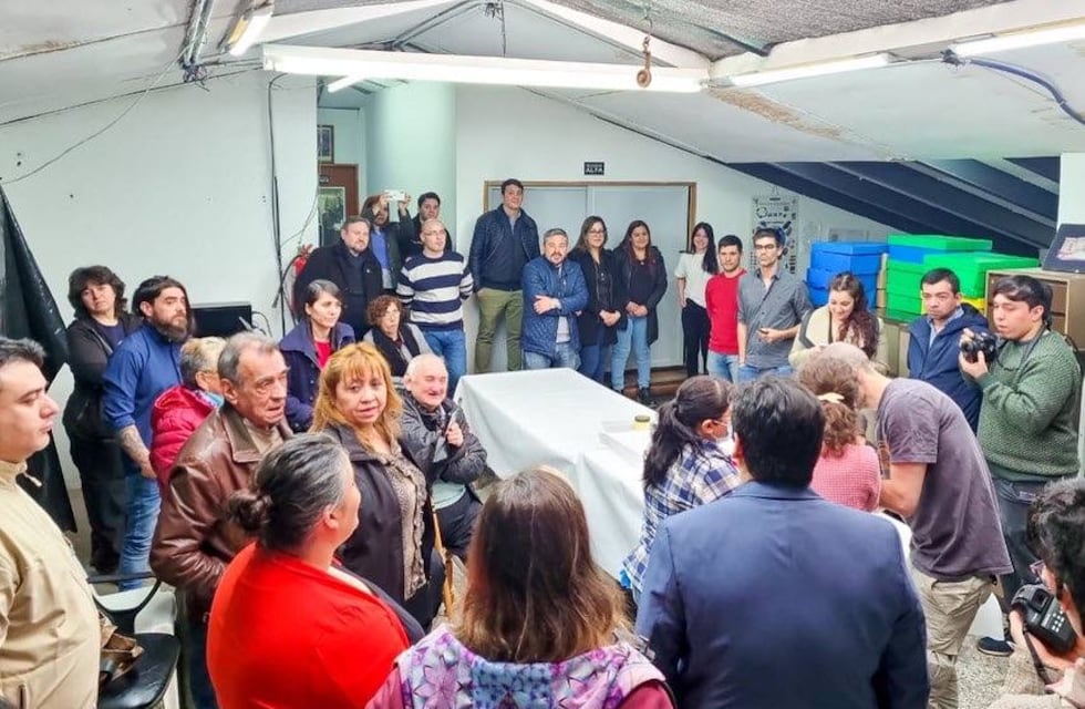 Abrieron la cápsula del tiempo enterrada en la Plaza Fundacional de Tolhuin