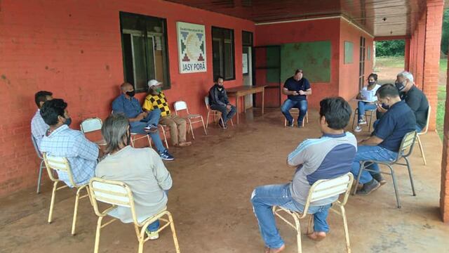 Reunión de las autoridades con la comunidad guaraní