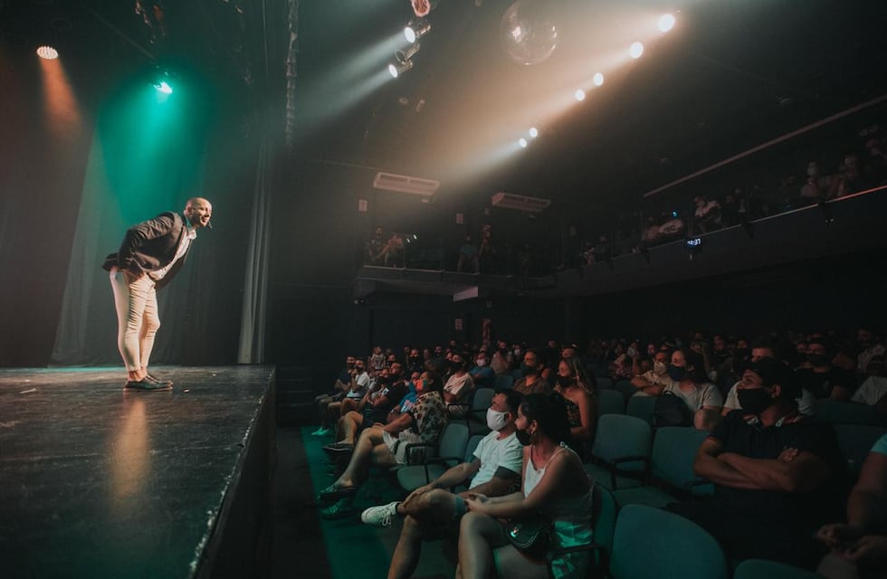 Navidad con debut teatral: Camilo Nicolás inauguró la temporada a sala llena en Carlos Paz