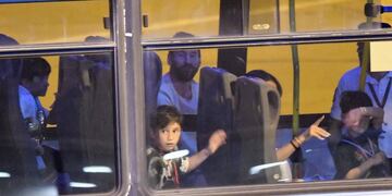 Los niños se despidieron desde el colectivo en la plataforma.