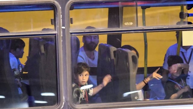 Los niños se despidieron desde el colectivo en la plataforma.