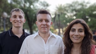 Fabricio Dellasanta (centro) acompañado por Milagros Zafra y Franco Rosso.