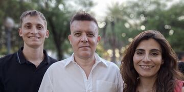 Fabricio Dellasanta (centro) acompañado por Milagros Zafra y Franco Rosso.