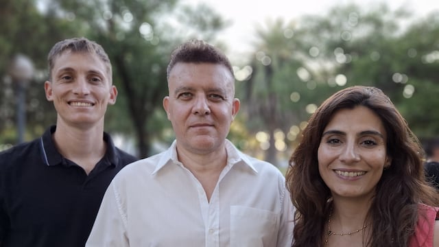 Fabricio Dellasanta (centro) acompañado por Milagros Zafra y Franco Rosso.