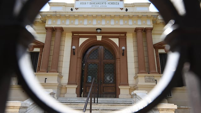 Frente del edificio de AySAM, Agua y Saneamiento Mendoza ( Aguas mendocinas) ubicado en calle Belgrano de Ciudad
Foto:José Gutierrez / Los Andes