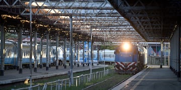 El tren sale de la estación Mitre y tarda 21 horas en llegar a Buenos Aires.