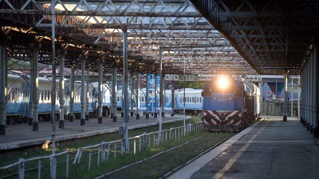 El tren sale de la estación Mitre y tarda 21 horas en llegar a Buenos Aires.