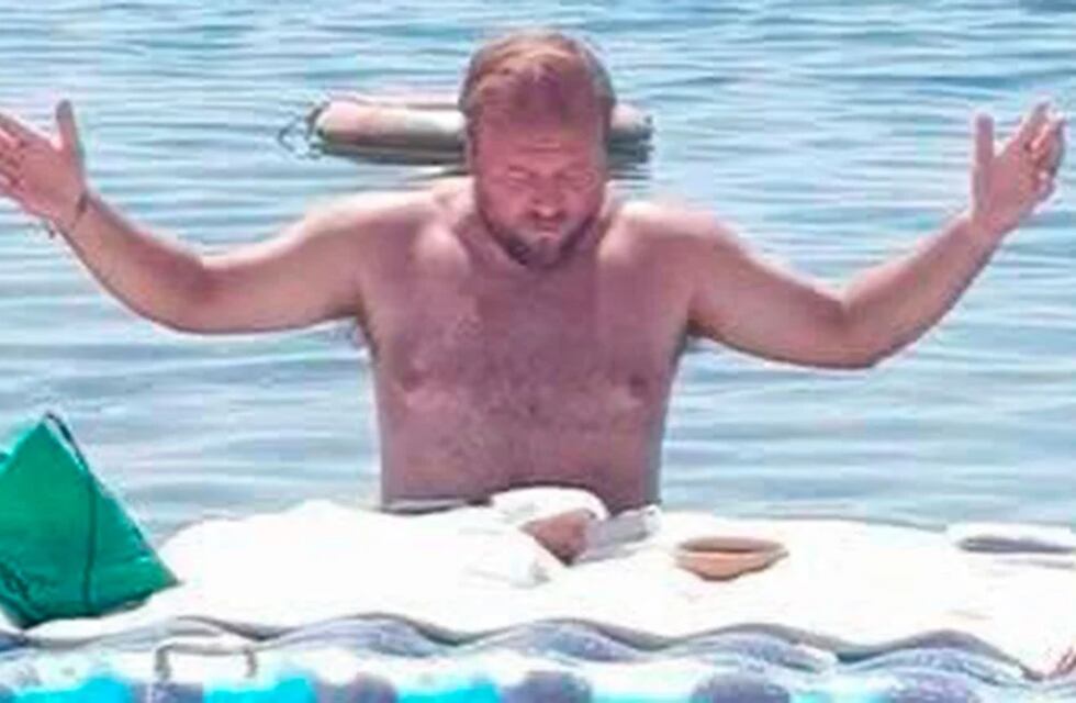 Inédito: un sacerdote italiano decidió celebrar la misa dentro del mar y con un colchón inflable como altar