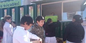 Alumnos realizan separación de residuos