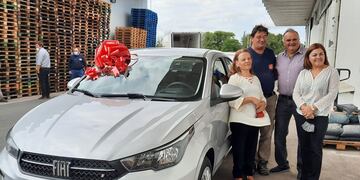 Río Cuarto. Se jubiló después de 50 años de trabajo y le regalaron un auto (Facebook).