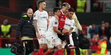 La foto de la que habla todo el país: Marcos Acuña y Gonzalo Montiel ayudan a Licha Martínez a salir tras lesionarse.