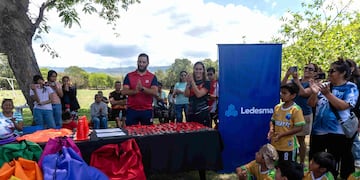 Los dirigentes del Club Atlético Ledesma, Rodrigo Vallejo Arias (presidente) y Emilia Posse Núñez, en la entrega de premios a los campeones del Torneo Integración de Fútbol Infantil.