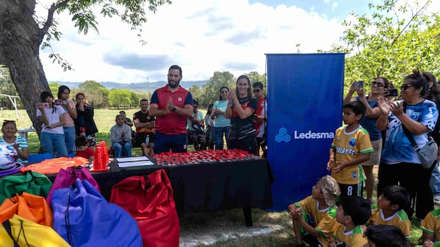 Los dirigentes del Club Atlético Ledesma, Rodrigo Vallejo Arias (presidente) y Emilia Posse Núñez, en la entrega de premios a los campeones del Torneo Integración de Fútbol Infantil.