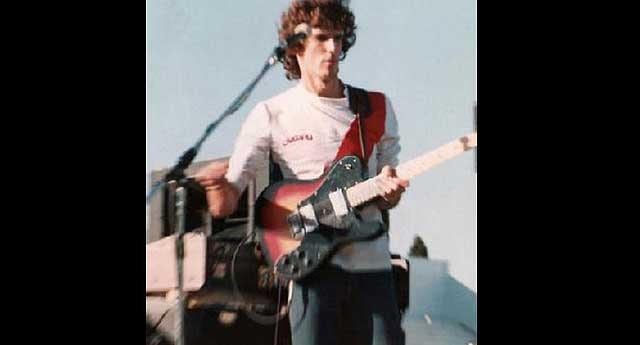 Spinetta y la banda roja en el pecho.