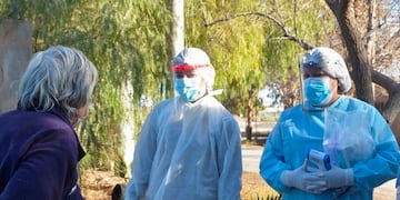 Trabajadores del Ministerio de Salud Pública realizando rondas de testeos en los departamentos.