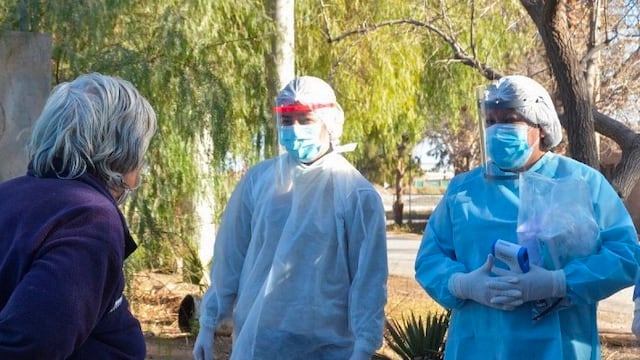 Trabajadores del Ministerio de Salud Pública realizando rondas de testeos en los departamentos.