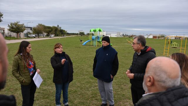 Luis Castellano recorrió la plaza del barrio El Bosque