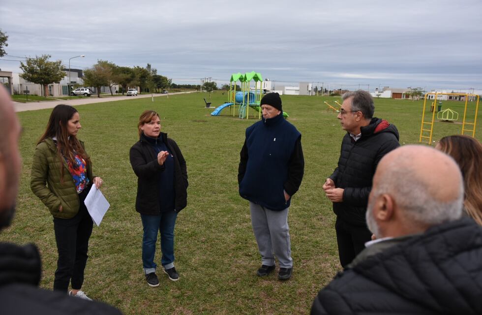 Luis Castellano recorrió la plaza del barrio El Bosque